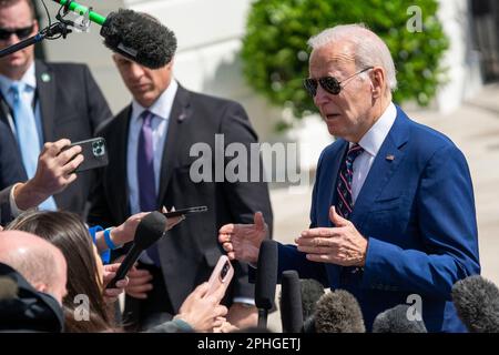 Washington, Stati Uniti. 28th Mar, 2023. Il presidente DEGLI STATI UNITI Joe Biden risponde alle domande gridate dai mezzi di informazione mentre cammina a bordo di Marine One sul prato sud della Casa Bianca a Washington, DC, USA 28 marzo 2023. Il Presidente Biden si recherà a Durham, North Carolina, per dare il via al tour investire in America. Credit: Abaca Press/Alamy Live News Foto Stock