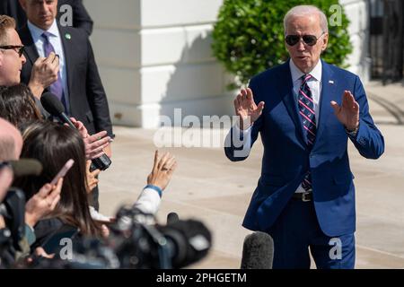 Washington, Stati Uniti. 28th Mar, 2023. Il presidente DEGLI STATI UNITI Joe Biden risponde alle domande gridate dai mezzi di informazione mentre cammina a bordo di Marine One sul prato sud della Casa Bianca a Washington, DC, USA 28 marzo 2023. Il Presidente Biden si recherà a Durham, North Carolina, per dare il via al tour investire in America. Credit: Abaca Press/Alamy Live News Foto Stock