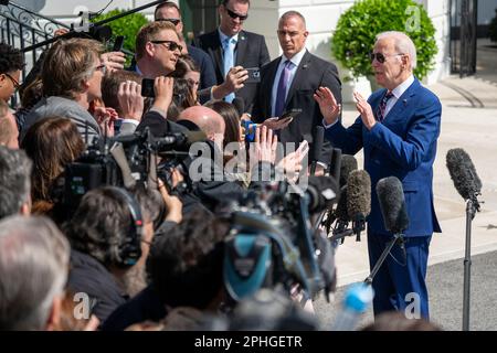 Washington, Stati Uniti. 28th Mar, 2023. Il presidente DEGLI STATI UNITI Joe Biden risponde alle domande gridate dai mezzi di informazione mentre cammina a bordo di Marine One sul prato sud della Casa Bianca a Washington, DC, USA 28 marzo 2023. Il Presidente Biden si recherà a Durham, North Carolina, per dare il via al tour investire in America. Credit: Abaca Press/Alamy Live News Foto Stock
