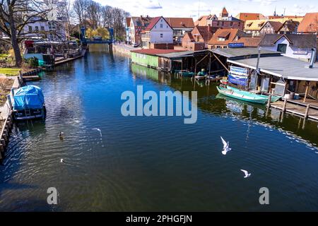 Plau am See, Germania. 28th Mar, 2023. La via d'acqua Elde-Müritz scorre attraverso la piccola città, che attrae i turisti come una "stazione climatica di salute" nel mezzo del distretto dei laghi di Meclemburgo. Le città e i villaggi del distretto dei laghi del Meclemburgo si stanno preparando per l'inizio della stagione delle vacanze a Pasqua. Il numero di ospiti che arrivano e pernottano nel Distretto dei Laghi di Meclemburgo è aumentato di nuovo nel 2022, ma non è ancora tornato ai livelli pre-Corona. Credit: Jens Büttner/dpa/Alamy Live News Foto Stock