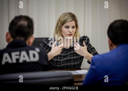 HATAY - Liesje Schreinemacher, ministro del Commercio estero e della cooperazione allo sviluppo, durante una visita di lavoro nella zona sismica della Turchia. La visita è dedicata agli aiuti umanitari e alla ricostruzione. ANP ROBIN VAN LONKHUIJSEN olanda fuori - belgio fuori Foto Stock