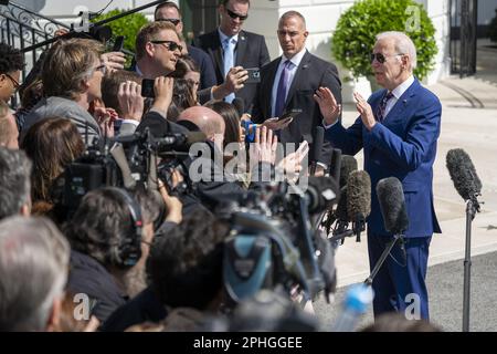 Washington, Stati Uniti. 28th Mar, 2023. Il presidente DEGLI STATI UNITI Joe Biden risponde alle domande gridate dai mezzi di informazione mentre cammina a bordo di Marine One sul prato sud della Casa Bianca a Washington, DC, martedì 28 marzo 2023. Il Presidente Biden si recherà a Durham, North Carolina, per dare il via al tour investire in America. Foto di Shawn Thew/UPI Credit: UPI/Alamy Live News Foto Stock