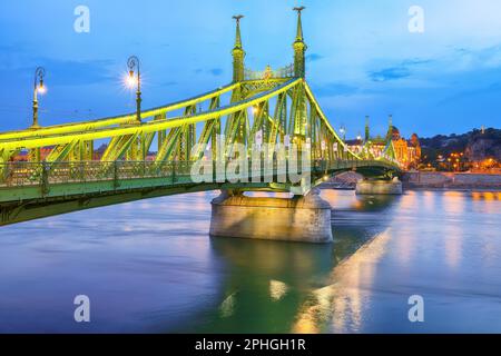 Incredibile scena notturna con traffico sul ponte Liberty sul Danubio. Ubicazione: Budapest, Ungheria, Europa. Foto Stock