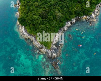 Vista aerea dall'alto i turisti in kayak, nuoto e snorkeling nel mare delle andamane a Koh Man Island, Phuket, Thailandia Foto Stock