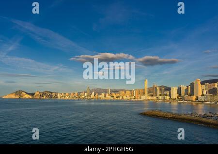 Il lato ovest di Benidorm, Poniente, in una giornata di sole. Foto Stock