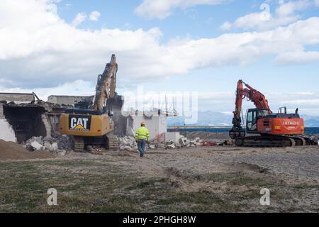 Corigliano Rossano, Italia. 28th Mar, 2023. I bulldozer demoliscono il lido delle Sirene a Corigliano Rossano a seguito di un'ordinanza del comune. Questa struttura era illegale e sulla spiaggia, su terreni di proprietà statale. Era stata abbandonata e fatiscente per molti anni ed è stata considerata un eco-mostro in concreto. In passato era una discoteca della 'Ndrangheta e per anni gestita dalla mafia. Credit: Independent Photo Agency/Alamy Live News Foto Stock