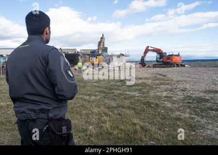 Corigliano Rossano, Italia. 28th Mar, 2023. I bulldozer demoliscono il lido delle Sirene a Corigliano Rossano a seguito di un'ordinanza del comune. Questa struttura era illegale e sulla spiaggia, su terreni di proprietà statale. Era stata abbandonata e fatiscente per molti anni ed è stata considerata un eco-mostro in concreto. In passato era una discoteca della 'Ndrangheta e per anni gestita dalla mafia. Credit: Independent Photo Agency/Alamy Live News Foto Stock