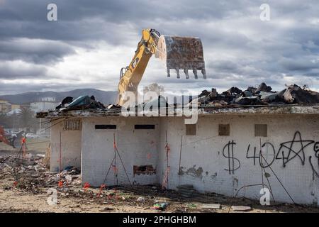 Corigliano Rossano, Italia. 28th Mar, 2023. I bulldozer demoliscono il lido delle Sirene a Corigliano Rossano a seguito di un'ordinanza del comune. Questa struttura era illegale e sulla spiaggia, su terreni di proprietà statale. Era stata abbandonata e fatiscente per molti anni ed è stata considerata un eco-mostro in concreto. In passato era una discoteca della 'Ndrangheta e per anni gestita dalla mafia. Credit: Independent Photo Agency/Alamy Live News Foto Stock