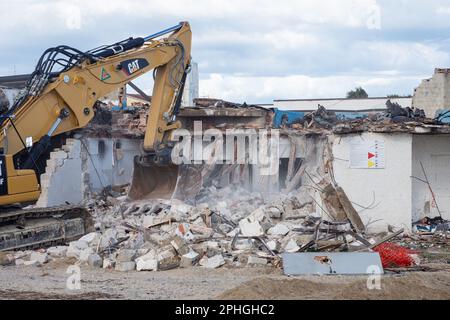 Corigliano Rossano, Italia. 28th Mar, 2023. I bulldozer demoliscono il lido delle Sirene a Corigliano Rossano a seguito di un'ordinanza del comune. Questa struttura era illegale e sulla spiaggia, su terreni di proprietà statale. Era stata abbandonata e fatiscente per molti anni ed è stata considerata un eco-mostro in concreto. In passato era una discoteca della 'Ndrangheta e per anni gestita dalla mafia. Credit: Independent Photo Agency/Alamy Live News Foto Stock
