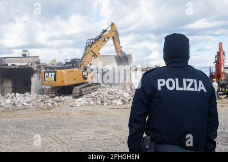 Corigliano Rossano, Italia. 28th Mar, 2023. I bulldozer demoliscono il lido delle Sirene a Corigliano Rossano a seguito di un'ordinanza del comune. Questa struttura era illegale e sulla spiaggia, su terreni di proprietà statale. Era stata abbandonata e fatiscente per molti anni ed è stata considerata un eco-mostro in concreto. In passato era una discoteca della 'Ndrangheta e per anni gestita dalla mafia. Credit: Independent Photo Agency/Alamy Live News Foto Stock