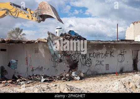 Corigliano Rossano, Italia. 28th Mar, 2023. I bulldozer demoliscono il lido delle Sirene a Corigliano Rossano a seguito di un'ordinanza del comune. Questa struttura era illegale e sulla spiaggia, su terreni di proprietà statale. Era stata abbandonata e fatiscente per molti anni ed è stata considerata un eco-mostro in concreto. In passato era una discoteca della 'Ndrangheta e per anni gestita dalla mafia. Credit: Independent Photo Agency/Alamy Live News Foto Stock