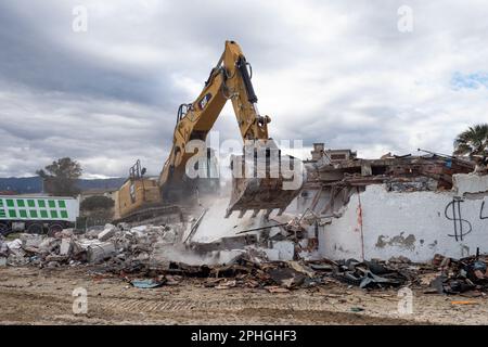 Corigliano Rossano, Italia. 28th Mar, 2023. I bulldozer demoliscono il lido delle Sirene a Corigliano Rossano a seguito di un'ordinanza del comune. Questa struttura era illegale e sulla spiaggia, su terreni di proprietà statale. Era stata abbandonata e fatiscente per molti anni ed è stata considerata un eco-mostro in concreto. In passato era una discoteca della 'Ndrangheta e per anni gestita dalla mafia. Credit: Independent Photo Agency/Alamy Live News Foto Stock