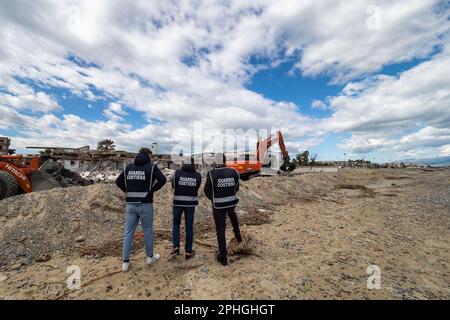 Corigliano Rossano, Italia. 28th Mar, 2023. I bulldozer demoliscono il lido delle Sirene a Corigliano Rossano a seguito di un'ordinanza del comune. Questa struttura era illegale e sulla spiaggia, su terreni di proprietà statale. Era stata abbandonata e fatiscente per molti anni ed è stata considerata un eco-mostro in concreto. In passato era una discoteca della 'Ndrangheta e per anni gestita dalla mafia. Credit: Independent Photo Agency/Alamy Live News Foto Stock