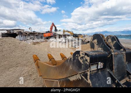 Corigliano Rossano, Italia. 28th Mar, 2023. I bulldozer demoliscono il lido delle Sirene a Corigliano Rossano a seguito di un'ordinanza del comune. Questa struttura era illegale e sulla spiaggia, su terreni di proprietà statale. Era stata abbandonata e fatiscente per molti anni ed è stata considerata un eco-mostro in concreto. In passato era una discoteca della 'Ndrangheta e per anni gestita dalla mafia. Credit: Independent Photo Agency/Alamy Live News Foto Stock