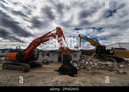 Corigliano Rossano, Italia. 28th Mar, 2023. I bulldozer demoliscono il lido delle Sirene a Corigliano Rossano a seguito di un'ordinanza del comune. Questa struttura era illegale e sulla spiaggia, su terreni di proprietà statale. Era stata abbandonata e fatiscente per molti anni ed è stata considerata un eco-mostro in concreto. In passato era una discoteca della 'Ndrangheta e per anni gestita dalla mafia. Credit: Independent Photo Agency/Alamy Live News Foto Stock