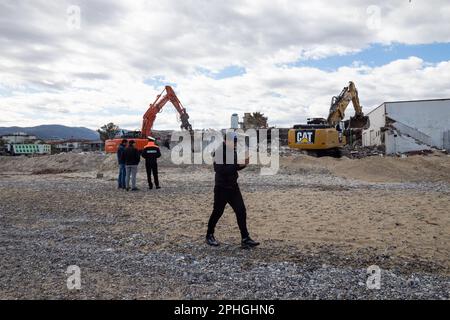 Corigliano Rossano, Italia. 28th Mar, 2023. I bulldozer demoliscono il lido delle Sirene a Corigliano Rossano a seguito di un'ordinanza del comune. Questa struttura era illegale e sulla spiaggia, su terreni di proprietà statale. Era stata abbandonata e fatiscente per molti anni ed è stata considerata un eco-mostro in concreto. In passato era una discoteca della 'Ndrangheta e per anni gestita dalla mafia. Credit: Independent Photo Agency/Alamy Live News Foto Stock