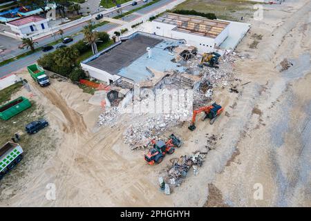 Corigliano Rossano, Italia. 28th Mar, 2023. I bulldozer demoliscono il lido delle Sirene a Corigliano Rossano a seguito di un'ordinanza del comune. Questa struttura era illegale e sulla spiaggia, su terreni di proprietà statale. Era stata abbandonata e fatiscente per molti anni ed è stata considerata un eco-mostro in concreto. In passato era una discoteca della 'Ndrangheta e per anni gestita dalla mafia. Credit: Independent Photo Agency/Alamy Live News Foto Stock