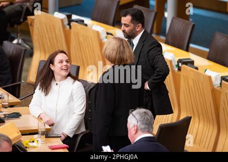 Edimburgo, Scozia, Regno Unito. 28th Mar, 2023. NELLA FOTO: Kate Forbes MSP ha visto parlare con Humza Yousaf durante una breve pausa nella votazione. Humza Yousaf MSP è votato come il prossimo primo ministro della Scozia. Credit: Colin D Fisher/CDFIMAGES.COM Credit: Colin Fisher/Alamy Live News Foto Stock