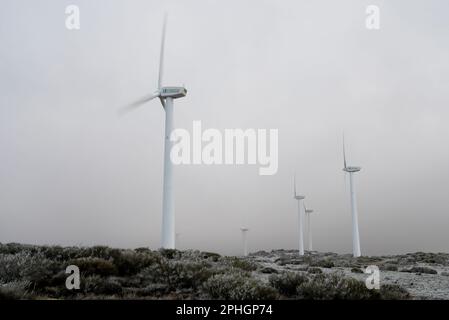 Fattoria eolica situata nel passo di montagna la Lancha, provincia di Ávila. Foto Stock