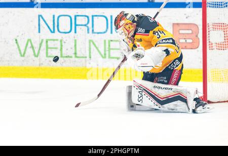 VŠxjš, Svezia, 28 marzo, 2023 Quarterfinale 5 VŠxjš Lakers - LuleŒ HF LuleŒ portiere HF Joel Lassinantti (34) Credit: PEO Mšller/Alamy Live News Foto Stock