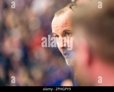 VŠxjš, Svezia, 28 Marzo, 2023 Quarterfinale 5 VŠxjš Lakers - LuleŒ HF LuleŒ HF capo allenatore Thomas Berglund (capo allenatore) Credit: PEO Mšller/Alamy Live News Foto Stock