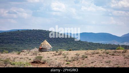 Un unico capanno sorge sulle pianure della regione Borena dell'Etiopia meridionale vicino a Yabello. Foto Stock