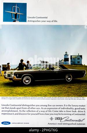 '66 Lincoln Continental spot in una rivista NatGeo, aprile 1966 Foto Stock