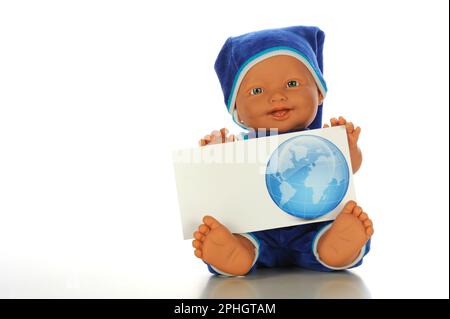 Bambola carina bambino in tuta blu e cappello con affissione ha un'area di testo isolata su sfondo bianco. Foto Stock