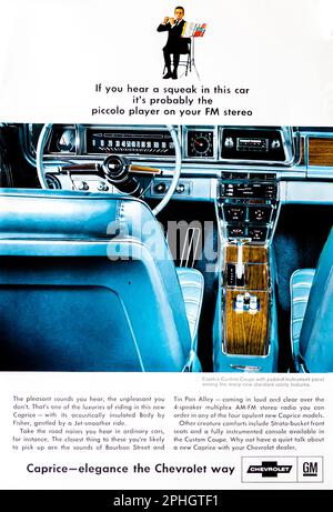 Chevrolet Caprice Custom Coupe spot in una rivista NatGeo, aprile 1966 Foto Stock