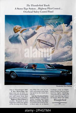 '66 Thunderbird Town Hardtop spot in una rivista NatGeo giugno 1966 Foto Stock