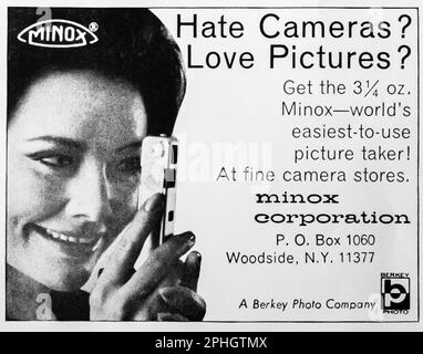 Minox camera spot in una rivista NatGeo giugno 1966 Foto Stock