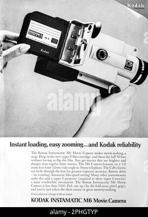 Annuncio della telecamera Kodak Instamatic M6 8mm in una rivista NatGeo, settembre 1966 Foto Stock