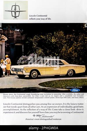 '66 Lincoln Continental Coupe annuncio in una rivista NatGeo, gennaio 1966 Foto Stock