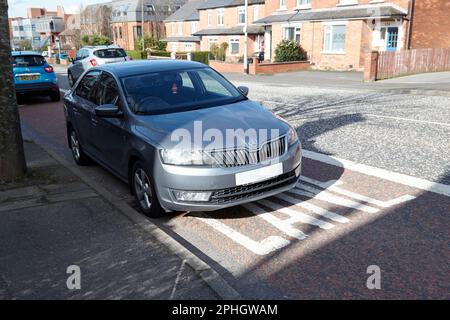 auto parcheggiata nella corsia degli autobus durante gli orari non operativi strandtown, belfast est, irlanda del nord, regno unito Foto Stock