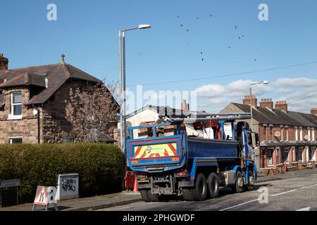 sostituzione delle vecchie lampade stradali con nuove unità di illuminazione a led ballyhackamore, belfast orientale, irlanda del nord, regno unito Foto Stock