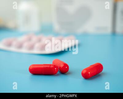 Capsule mediche rosse. Capsule in una confezione blister. Primo piano. Foto Stock