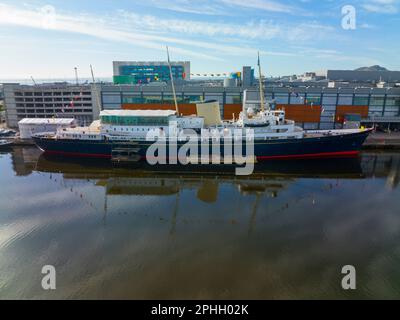 Royal Yacht Britannia è l'ex yacht reale della Monarchia britannica, ha ancorato permanentemente Ocean Terminal, Leith a Edimburgo, Scozia, Regno Unito. Foto Stock