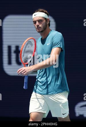 Miami, Stati Uniti d'America. 28th Mar, 2023. MIAMI GARDENS, FLORIDA - 28 MARZO: Taylor Fritz degli Stati Uniti reagisce a Holger Rune della Danimarca durante il Miami Open all'Hard Rock Stadium il 28 marzo 2023 a Miami Gardens, Florida. (Foto di Alberto E. Tamargo/Sipa USA) Credit: Sipa USA/Alamy Live News Foto Stock