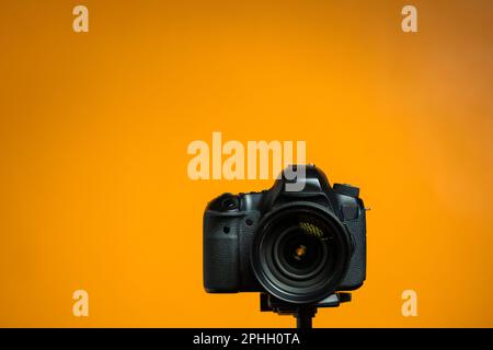 Primo piano di una fotocamera digitale isolata su sfondo giallo Foto Stock