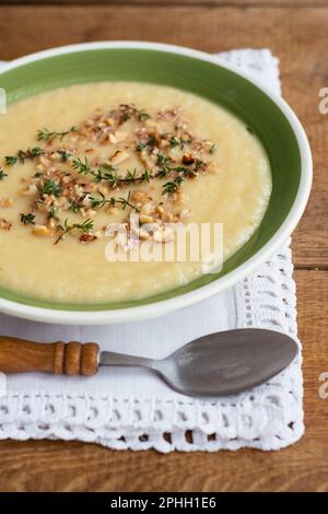 Apple pastinaca zuppa con Timo guarnire noce Foto Stock