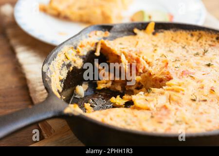 Rutabaga Frittata di vegan fatta in casa in una padella al pepe usando farina di ceci al posto delle uova Foto Stock