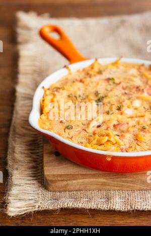 Rutabaga Frittata di vegan fatta in casa in una padella al pepe usando farina di ceci al posto delle uova Foto Stock