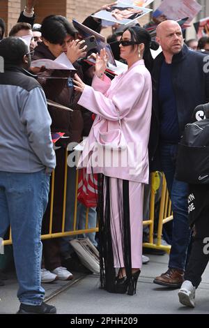 Katy Perry lascia The View il 28 marzo 2023 a New York City. Foto Stock