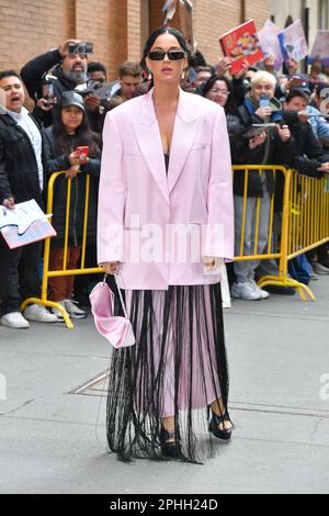 Katy Perry lascia The View il 28 marzo 2023 a New York City. Foto Stock