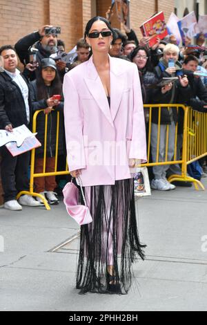 Katy Perry lascia The View il 28 marzo 2023 a New York City. Foto Stock