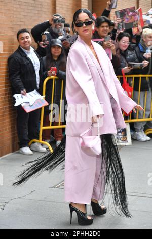 Katy Perry lascia The View il 28 marzo 2023 a New York City. Foto Stock