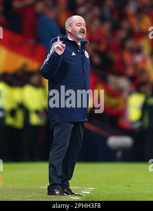 Il manager scozzese Steve Clarke gesta sul touch line durante il gruppo di qualificazione UEFA euro 2024 Una partita ad Hampden Park, Glasgow. Data immagine: Martedì 28 marzo 2023. Foto Stock