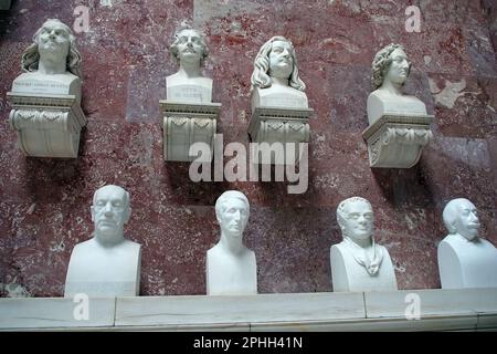 Busti di marmo, sala principale, Walhalla (memoriale), sala di fama, che onora persone lodevoli e distinte nella storia tedesca, Germania, Europa Foto Stock