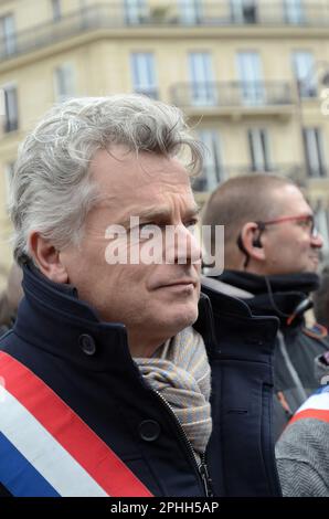 10ème journée contre la réforme des retraites , 450000 personnes chiffre CGT ont défilés dans le calme à Paris avec le soutien de LFI du PS et du PCF Foto Stock