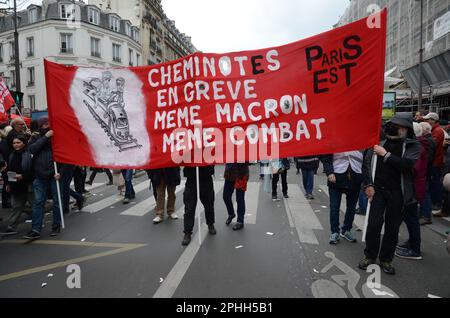 10ème journée contre la réforme des retraites , 450000 personnes chiffre CGT ont défilés dans le calme à Paris avec le soutien de LFI du PS et du PCF Foto Stock